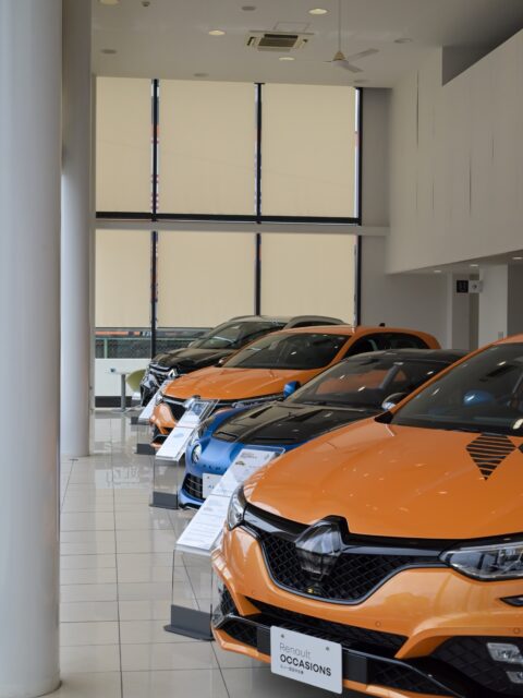 📍Renault 三島店
ショールームの様子をちらっとご紹介📷✨
お気に入りの一台を探す時間も、心地よく過ごしていただけるような空間を
ご用意しています。
ぜひ一度、ショールームへお越しください🚙🇫🇷
——————————
《 ROADSTAR 》
ルノー正規販売代理店として、
輸入車・中古車販売から車検・整備・修理までトータルサポート。
静岡・三島・沼津の3店舗で皆さまのカーライフを支えます🚗
#ルノー静岡
#Renault
#ルノーディーラー
#輸入車静岡
#中古車静岡