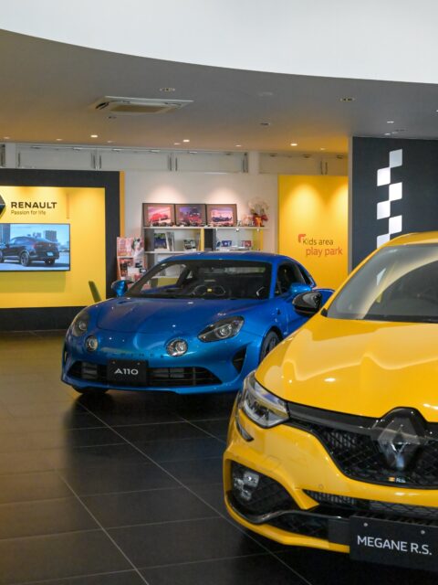 📍Renault 沼津店

ショールームの様子をちらっとご紹介📷✨

実際に見て、触れて、ルノーの魅力を感じていただける空間になっています。

クルマを見る時間も、過ごす時間も心地よく。
そんな空間を目指して、皆さまをお迎えしています。
ぜひ一度、ショールームへお越しください🚙🇫🇷

——————————

《 ROADSTAR 》
ルノー正規販売代理店として、
輸入車・中古車販売から車検・整備・修理までトータルサポート。

静岡・三島・沼津の3店舗で皆さまのカーライフを支えます🚗

#ルノー静岡
#Renault
#ルノーディーラー
#輸入車静岡
#中古車静岡