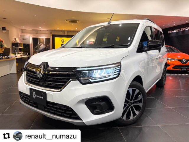 #Repost @renault__numazu with @use.repost
・・・
こんにちは！ルノー沼津です( ･ω･ )ﾉ
ディーゼルならではの力強い走りが魅力的な【カングー3】が入荷いたしました🎉

✧ ワンオーナー
✧ 定期点検記録簿付き
✧ 新車保証継承３年距離無制限付き

かわいいデコパネルを採用🐶🎀
フロアイルミネーションで夜のドライブもおしゃれな雰囲気を楽しめます🌃
ルーフレール付きなので、アウトドアやレジャーにもピッタリです( ＞ω＜)👍🏻💫
さらに、ワイヤレスカープレイ対応でスマホとの接続もラクラク♪
ビルドインETCも装備されているので、購入後すぐに快適なドライブを始められますよ🚐💨

カーセンサー掲載中📙
気になる方は是非ルノー沼津までお問い合わせください🗣️💬

#ルノー #沼津 #カングー #フレンチブル 車すきな人と繋がりたい