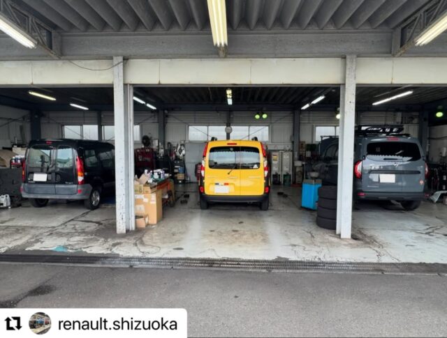 #Repost @renault.shizuoka with @use.repost
・・・
こんにちは、ルノー静岡です🇫🇷

先日 pit in していたお車たち🚙
かなりレアな光景が！！！！

なんと歴代カングーが勢ぞろい✨
1・2・3 と順序よく並んでおりました🤩
すごくないですかー👏👏👏

暑さも本格的になってきたので、メカニックたちもこまめに水分補給&塩分補給しながら頑張っております🧑‍🔧

これからますます暑い日が続きますので、熱中症対策しながら乗り切りましょう🌞

来週もよろしくお願いいたします🙇

#ルノー #カングー #勢揃い #カングー好きな人と繋がりたい ルノー静岡