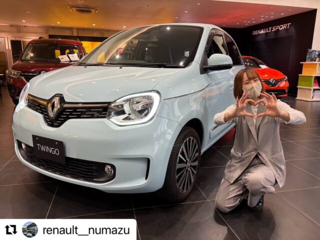 #Repost @renault__numazu with @use.repost
・・・
こんにちは！ルノー沼津です( ･ω･ )っ🥖

【トゥインゴ インテンス】が入荷いたしました！
ボディーカラーは人気色のブルードラジェです🩵

コンパクトなサイズ感で小回りが利きやすく、普段使いにもピッタリ♪
シンプルでかわいい内装は、毎日乗るのが楽しみになりそうな空間です😙💕
トランクは使い勝手の良い広さがあり、大きな窓で後方の視界もしっかり確保👀
さらに！これから寒くなる季節に嬉しいシートヒーターも付いています👍🏻

・ワンオーナー車
・認定中古車保証1年距離無制限付き
・定期点検記録簿あり
その他詳細はカーセンサー掲載中📝

見た目のかわいさだけではなく、使い勝手も魅力のトゥインゴ🚗💨
是非実車を見に来てください🩵

#renault #ルノー #沼津 #トゥインゴ ブルードラジェ